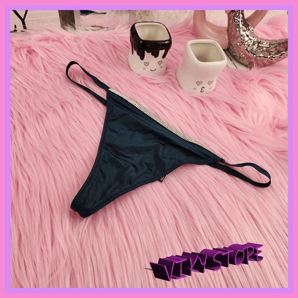 Victoria's Secret Very Sexy Black V-String: Glamour in Medium!